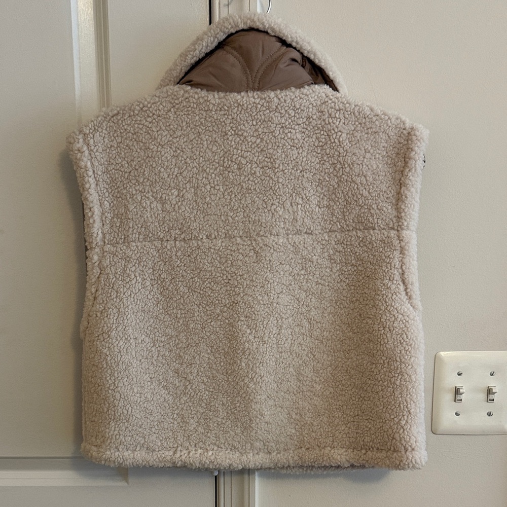 Cropped Sherpa Vest with Pockets - Picture 3 of 3